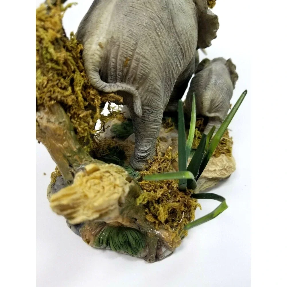 CLASSIC TREASURES  ELEPHANT SCULPTURE COLLECTION SERIES WITH BOX